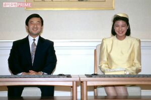 '93年1月、婚約内定会見で幸せそうに笑みがこぼれる天皇陛下と雅子さま