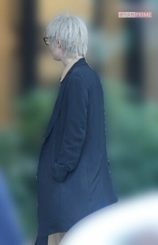 2022年11月下旬、マスクを外して軽い足取りで友人宅のエントランスに入るまふまふ