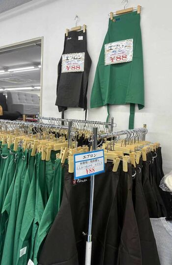 拡散された、リサイクルショップで大量に販売されているエプロン。『松屋』『松のや』それぞれ1点88円で販売されている様子（Xより）