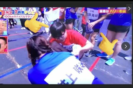 ネットで拡散されている、『FNS27時間テレビ』100キロマラソンゴール後に倒れ込む井上咲楽の様子。東京ホテイソン・たけるが駆けつける(SNSより)