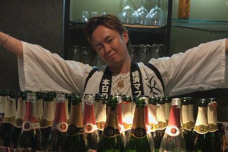 バースデーイベントで空いたシャンパンと記念撮影する板谷博希被告（本人のSNSより）