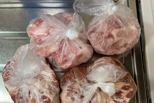 肉をまとめ買いして小分け冷凍