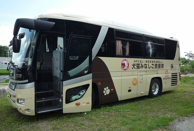 大手自動車メーカーから寄贈されたバスで全国を駆け回る