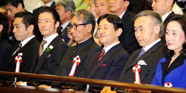  皇太子さまの左に木村大作監督、浅野忠信、香川照之