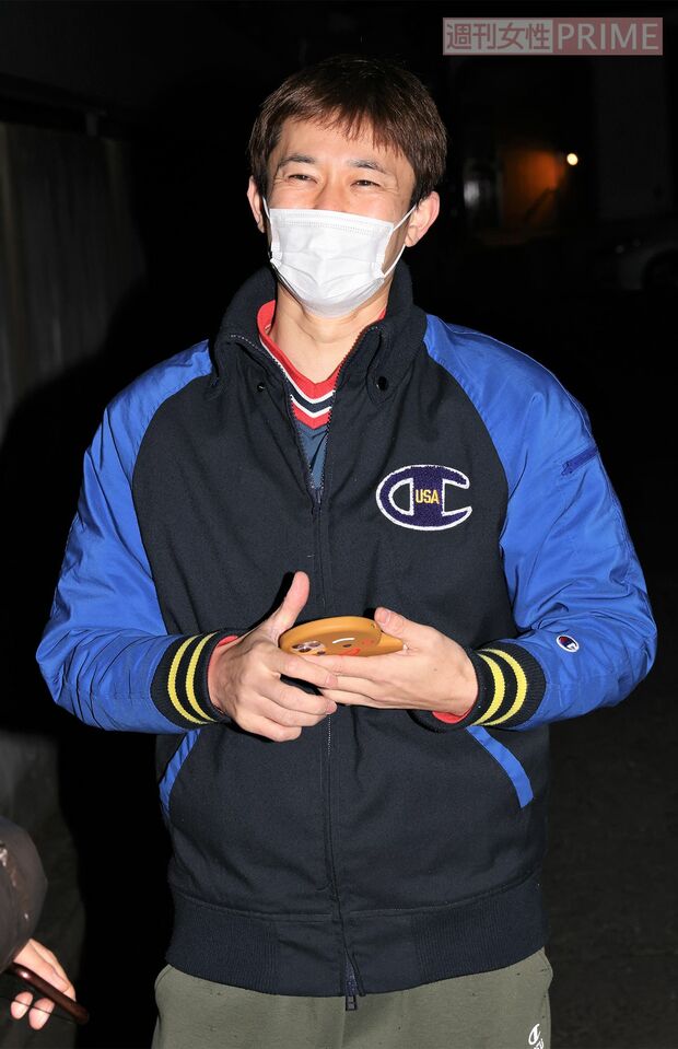 直撃に答える森渉。時おり笑顔を見せる場面も