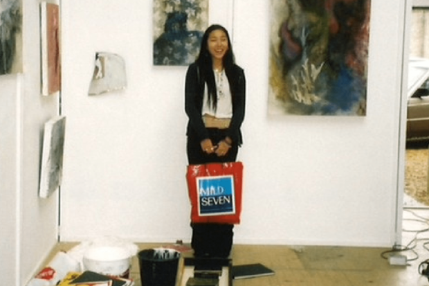 高校時代よりイギリスに留学し、ロンドン大学芸術学部を卒業。その後、ニューヨークで映画作りを学ぶ