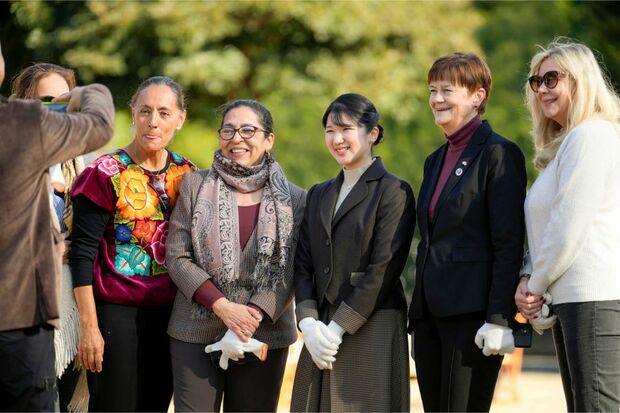 16か国の大使らと英語を交えながら和やかに交流された