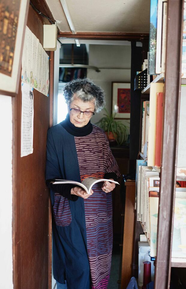 読書は脳を活発にし、教室で習う歌は誤嚥予防などにもなる。身体にも心にもよい時間を多く過ごし、死ぬまで元気でいたいという美智子さん（写真／林ひろし）