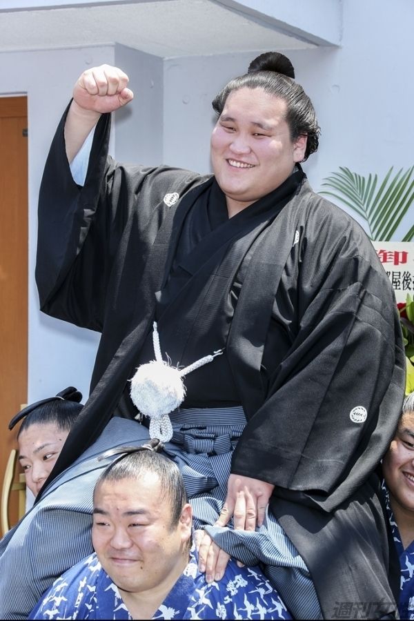  付け人として照ノ富士を支えた兄弟子の駿馬（手前）もうれしそう