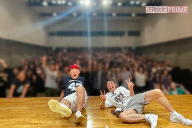 8月6日に行われた47都道府県ツアー岡山公演のエンディング。ツアーでは、毎回お客さんとの集合写真を撮っている