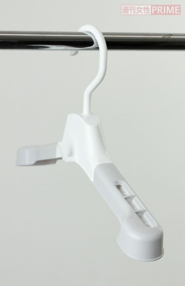100均で購入できる背幅が広いハンガー（撮影／齋藤周造）