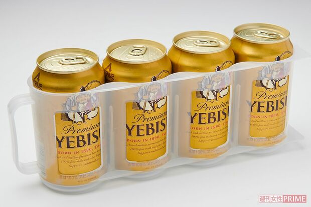 1ケースに4本の缶ビールが収まる100均グッズ。バラつかないので見た目にもスッキリ。片手で取り出せてラク