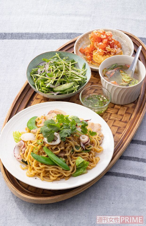 春野菜たっぷり焼きそばの「アジアンセット」調理／みないきぬこ　スタイリング／中村弘子　撮影／廣瀬靖士