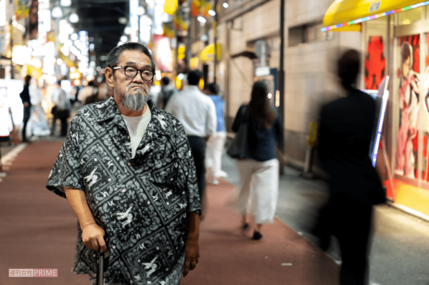 冬に出る新刊の舞台・新橋に溶け込む赤松（撮影／佐藤靖彦）