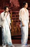 ユニット曲『Two』をしっとりと歌い上げた渡辺翔太と目黒蓮。ふたりが模型のドームに手に持った羽根を落とすと、実際のドームの天井から白い羽根が落ちてくる演出が(撮影/北村史成)