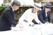 対馬丸事件の犠牲者を弔う小桜の塔に供花される両陛下と愛子さま（6月5日）