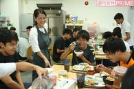 イニエスタ、大谷翔平もほっこり。美人寮母がひと皿に込めるアスリートへの熱き思い