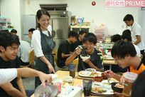 イニエスタ、大谷翔平もほっこり。美人寮母がひと皿に込めるアスリートへの熱き思い