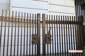 山上徹也容疑者の実家の門扉上部は針金で縛られていた