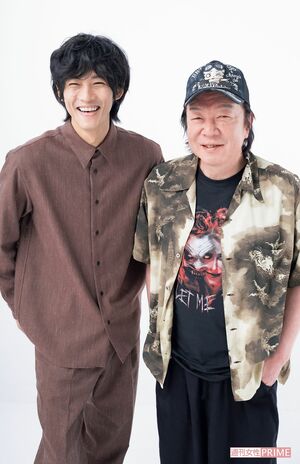 松坂桃李（左）と古田新太（右）  撮影／高梨俊浩
