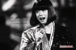 アレンジした着物にブーツを合わせ、ボブのウィッグで歌う中森明菜に魅せられた人は多い