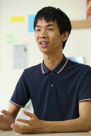 a.school代表／校長　岩田拓真さん。1985年生まれ。京都大学総合人間学部卒、東京大学大学院工学系研究科修了。ボストン・コンサルティング・グループ勤務を経て、探究心や自ら学ぶ力を育成する学習塾「はじまりの学校a.school」を展開する株式会社a.school を設立。