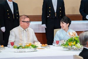 5月27日、晩餐会で隣の男性と笑顔で会話される愛子さま(宮内庁提供写真)