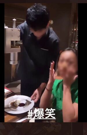 ネット上に拡散されているA氏と客。モンブランを顔にかける姿が炎上して…（ツイッターより）