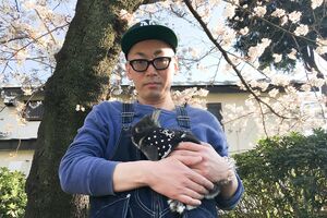 もずくのストレスにならないように注意深く抱く。（C）ひぐち君