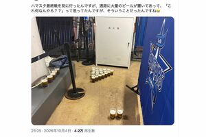 横浜スタジアムの通路死角に大量放置されたビール（SNSより）