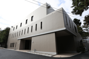 秋篠宮邸の隣に、鉄筋コンクリート3階建てで新築された旧御仮寓所