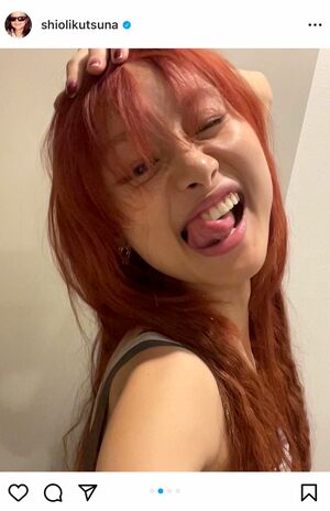 自身のインスタグラムでも赤髪を披露し、おちゃらけ顔をする忽那汐里（インスタグラムより）