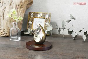 手の平に乗るサイズの『ミニ骨壷』。骨壷には見えないモダンなデザイン