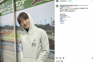 500勝メモリアルパーカーなどグッズも販売する鮫島克駿(安井商店公式Instagramより)