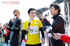 （写真左から）香取慎吾、草なぎ剛、稲垣吾郎。終始テンションMAXの草なぎに、「今日はよく話しますね（笑）」と稲垣。香取も「来年も草なぎに走らせてやってください！」と笑顔を見せた