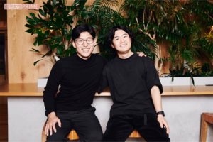 Kevin'sEnglishRoomのケビン（左）、やま（右）