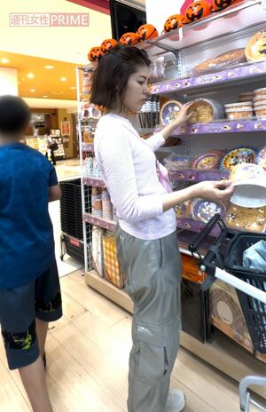 2024年9月中旬、『ダイソー』のハロウィンパーティーのコーナーで、真剣な表情で紙皿を選んでいた神田アナ