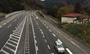 事故が起きたのは東京から90分ほどの、相模湖インターチェンジの手前（写真下方が下り）