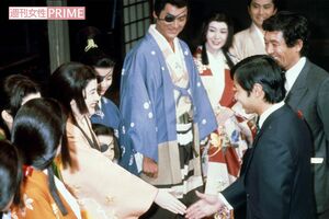 NHK大河ドラマ『独眼竜政宗』の撮影現場を見学される天皇陛下(1986年、当時は皇太子さま)