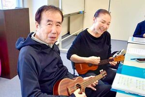 音楽好きの彰さんは、認知症判明後にウクレレを習得。今はもう弾くことはできない(2023年撮影)