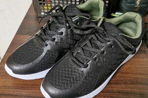 服と小物はモノトーンで統一し、ミニマムに