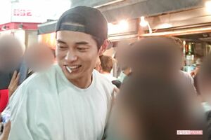 '18年の夏、大衆居酒屋で一般女性と楽しそうに飲んでいた東出。この頃、すでに子どもは3人いたが…