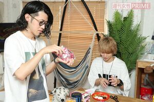 動物ビスケットの袋をのぞき、必死で何かを探すわちゅ～くん