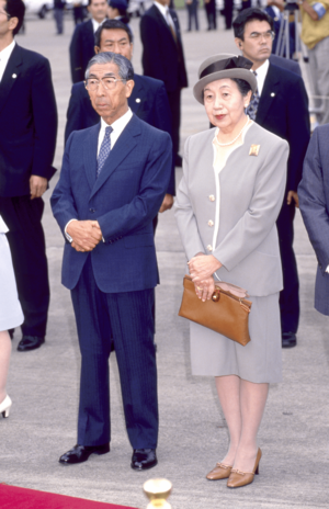 海外を訪問される上皇ご夫妻(当時は天皇、皇后両陛下)を三笠宮さまとお見送り('94年)