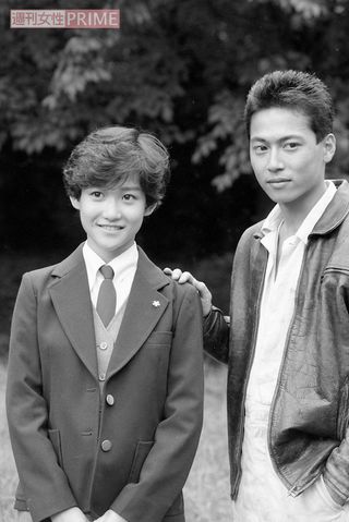 岡田有希子の画像・写真 | 1985年9月、笑顔を見せる岡田有希子さん。ドラマで共演した三上博史と - 2枚目 | 週刊女性PRIME