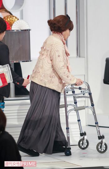 歩行補助具を使って歩く黒柳徹子