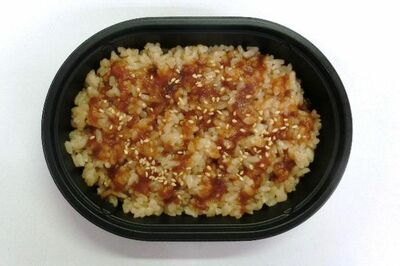 ローソンストア100『焼肉のタレかけご飯』(税込268円)が“不景気の象徴”と話題、同社は「意図したもので…