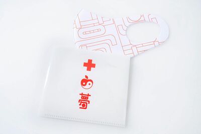 特典グッズ02赤十字マスクケース（ユニバーサル公式販売サイトより）