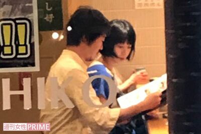 2017年、都内のすし店で食事をする新井浩文と夏帆