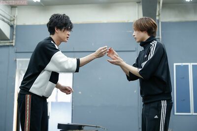 日常生活にありそうな“笑い”の演出を話し合う場面も 撮影/廣瀬靖士